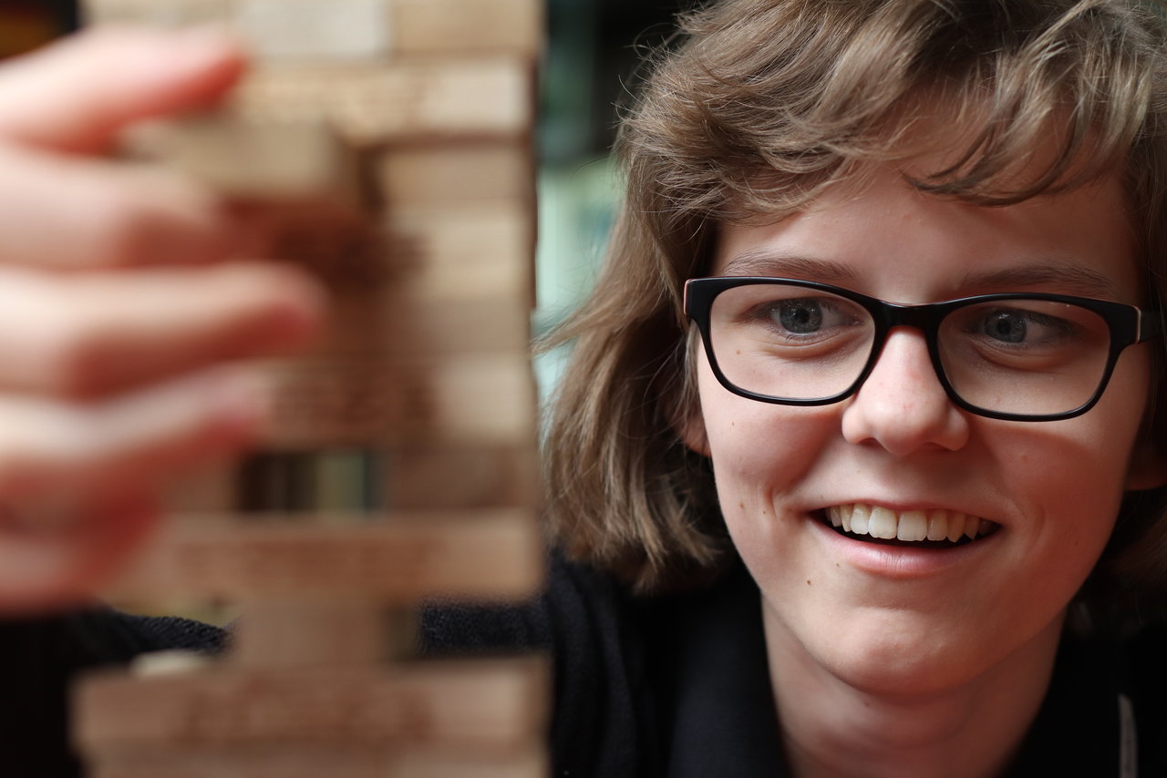 Volle Konzentration und gute Laune: Eine Teilnehmerin beim Jenga-Spiel.