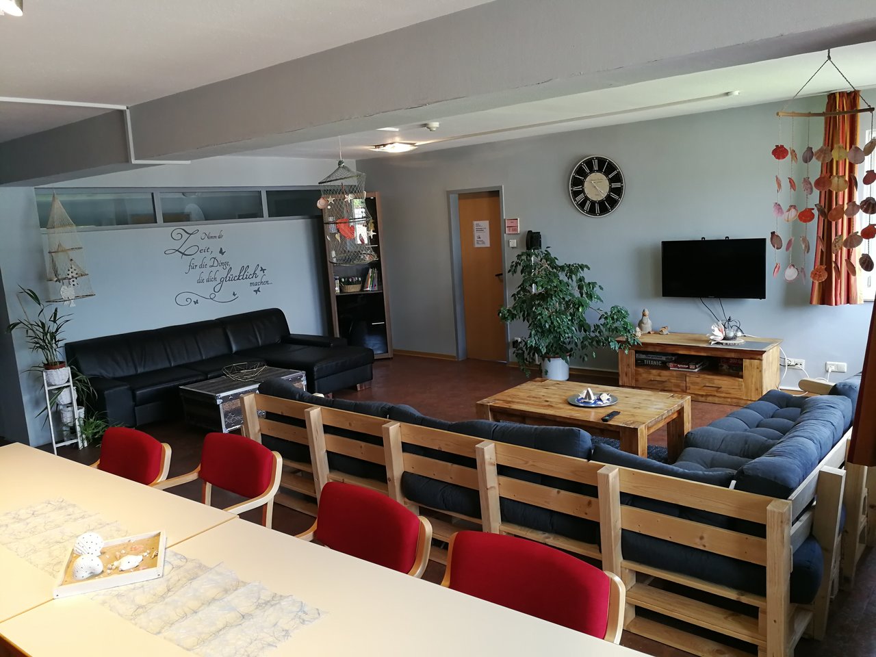 Ein gemütlich eingerichtetes Gemeinschaftswohnzimmer aus dem Lernort Wohnen – mit Sofa, Tisch und wohnlicher Atmosphäre.