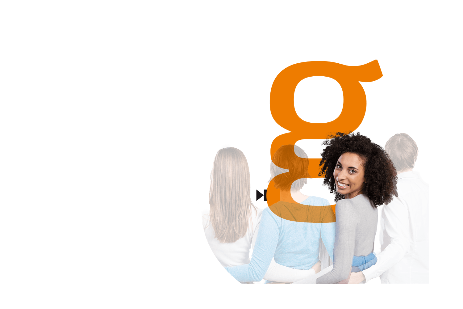 Vier Personen stehen mit dem Rücken zur Kamera, eine junge Frau dreht sich lächelnd zur Seite. Darüber liegt ein großes orangefarbenes stilisiertes g.