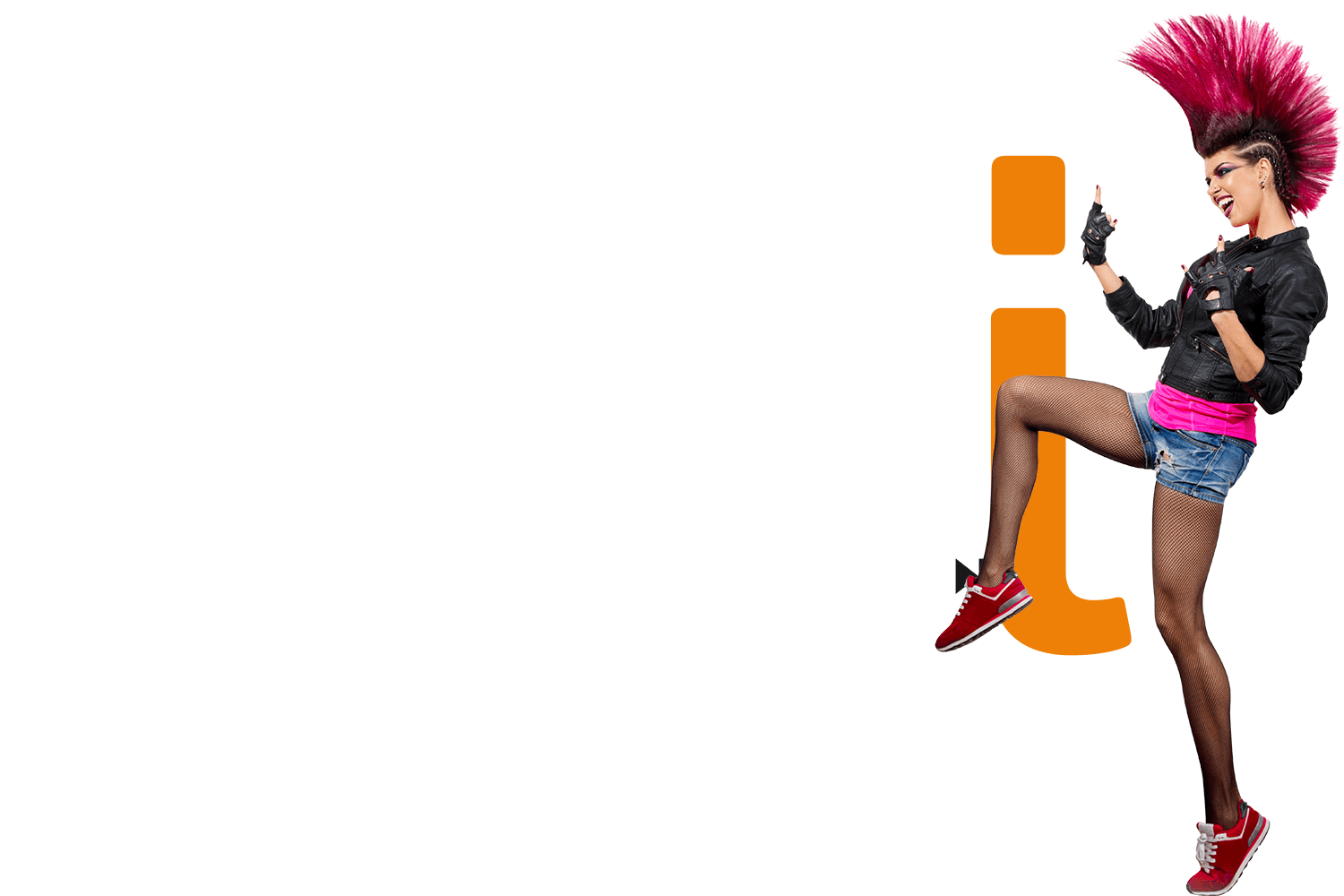 Frau mit auffälligem pinkem Irokesenschnitt und Lederjacke springt dynamisch in die Luft. Im Hintergrund ein großes orangefarbenes i.