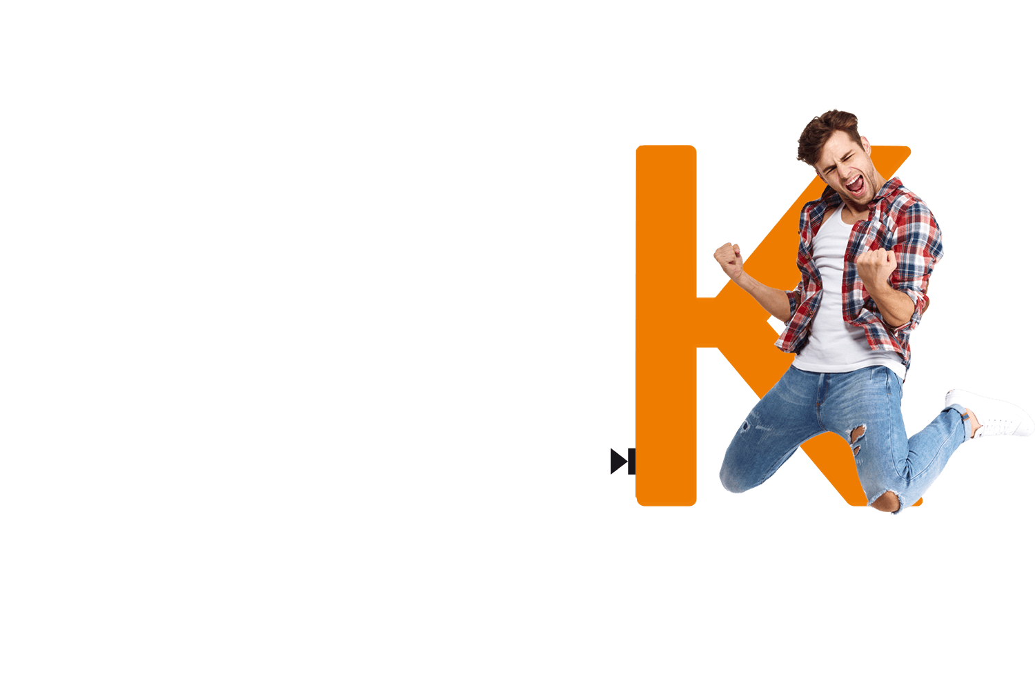 Junger Mann springt mit geballten Fäusten in die Luft und jubelt mit offenem Mund. Im Hintergrund ein großes orangefarbenes K.