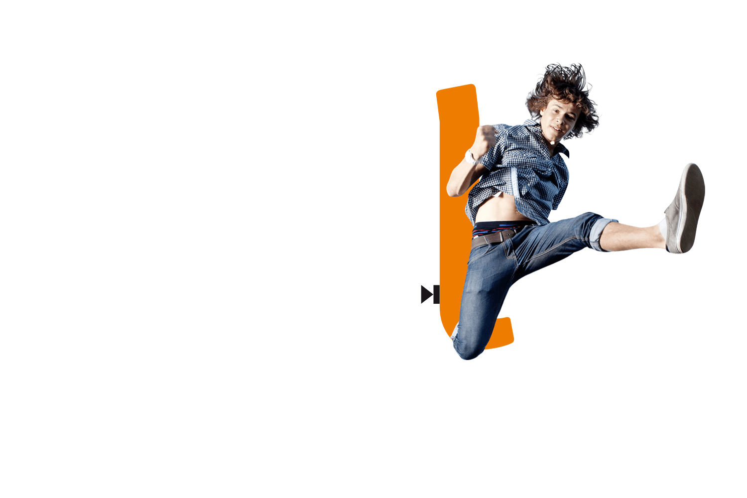 Junger Mann springt dynamisch in die Luft, mit angewinkeltem Arm und ausgestrecktem Bein. Im Hintergrund ein großes orangefarbenes l.