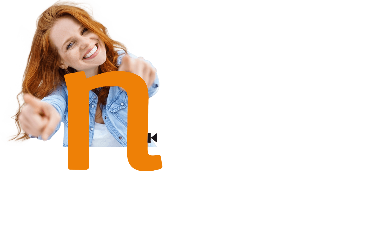 Junge Frau mit roten Haaren lächelt in die Kamera und zeigt mit beiden Händen nach vorn. Über dem Bild liegt ein großes orangefarbenes n.