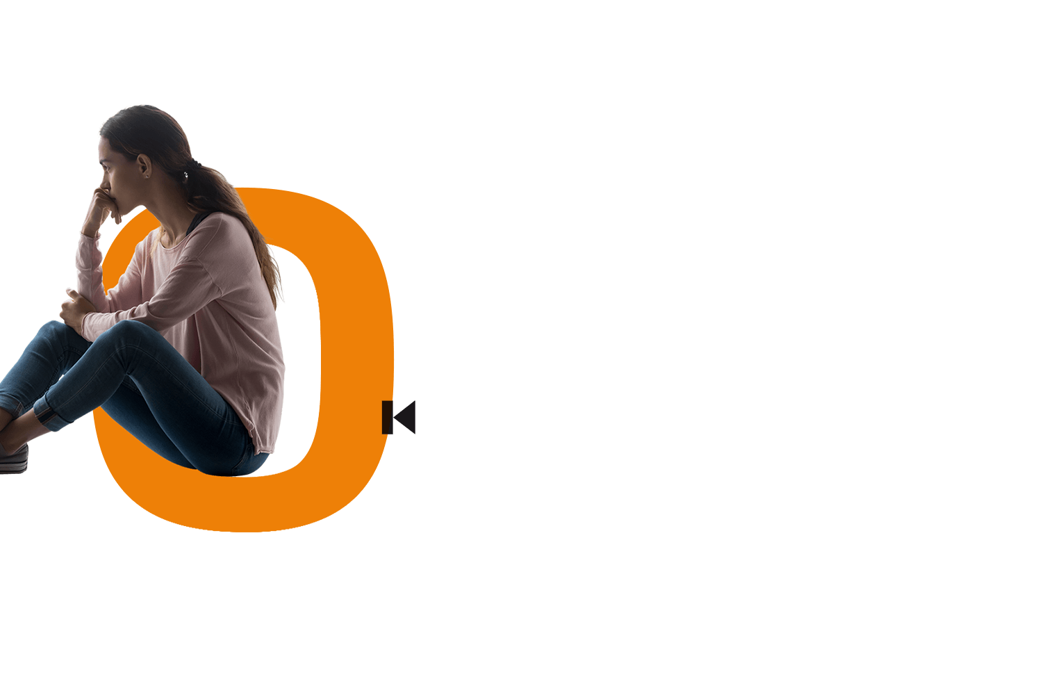 Junge Frau sitzt mit angezogenen Beinen seitlich und stützt nachdenklich das Kinn auf die Hand. Im Hintergrund ein großes orangefarbenes o.