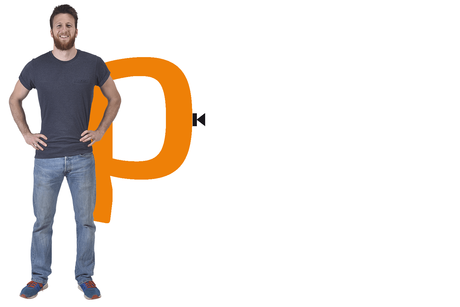 Mann steht mit den Händen in die Hüften gestützt und lächelt in die Kamera. Im Hintergrund ein großes orangefarbenes p.